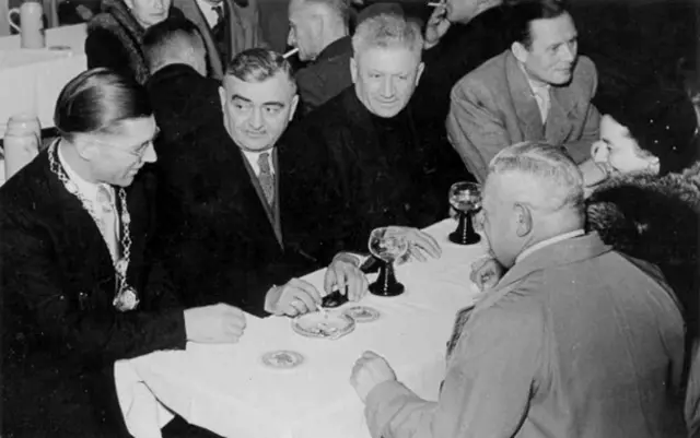 Feier der Markterhebung im Festzelt am 15.10.1950 (v.l.): 1. Bürgermeister Josef Helmschrott, Landrat Albert Kaifer, Geistlicher Rat Pfarrer Dominikus Rothermel, Dr. Hojer von Farbwerke Hoechst, mit dem Rücken zum Fotografen Dr. Hans Eberlein. | Foto: Chronik Gersthofen 1954