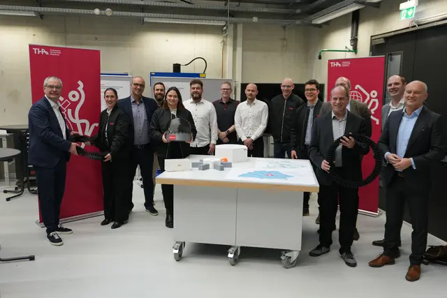 Arbeitstreffen an der Technischen Hochschule Augsburg (THA) mit Bürgermeister Michael Wörle (links). Im Vordergrund das Modell des neuen TTZ in Gersthofen. | Foto: Stadt Gersthofen, Wera v. Witzleben