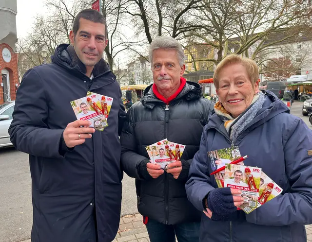 Dr. Axel von der Ohe (l.) mit Unterstützern aus dem SPD-Ortsverein Döhren-Wülfel beim Verteilen eines kleinen süßen Grußes.