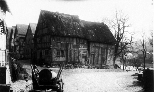 Das Haus um 1900 an der 
Hausecke stand schon der Kratzstein