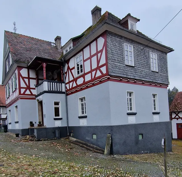 Der Kratzstein an der Hausecke 
Landhaus Mühle , früher Wohnhaus Reitz es wurde 1922 gebaut.
Davor stand das Haus von Müller Pfeil auf dem Keller , gebaut 1836.Davor stand das Herrenhaus derer von Hatzfeldt auf dem Keller, um 1836 wurde das Herrenhaus abgerissen und am Reddighäuser Hammer wieder aufgebaut.