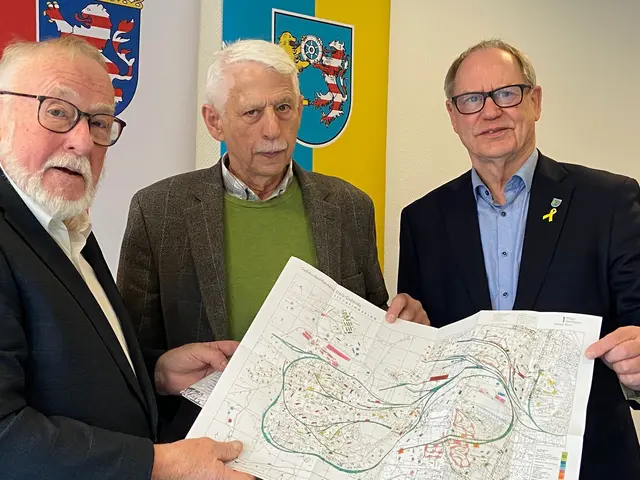 Die nachgedruckten Situationspläne der beiden Bereiche WASAG und DAG in Stadtallendorf wurden offiziell übergeben. Herbert Köller und  Prof. Johannes Preuss übergaben den Nachdruck an den 1. Stadtrat Otmar Bonacker (von links nach rechts) | Foto: Corinne Diho Stadtmarketing