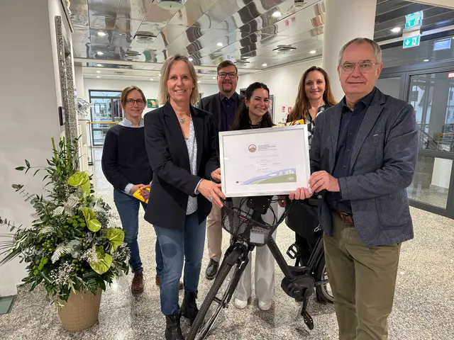 Die Stadt Gersthofen erhält das Bronze-Zertifikat als „Fahrradfreundlicher Arbeitgeber“ vom ADFC. Darüber freuen sich (von links) Michael Wörle, Erster Bürgermeister der Stadt Gertshofen, Elena Gillmann, Fachbereichsleitung Personal, Nadja Kinzel, zuständig für Sonderprojekte, Manuel Bode, Sachgebietsleiter Personalentwicklung, Petra Husemann-Roew, adfc Bayern und Ulrike Seibert, zuständig für Klimaschutz und Nachhaltigkeit. | Foto: Stadt Gersthofen, Wera von Witzleben