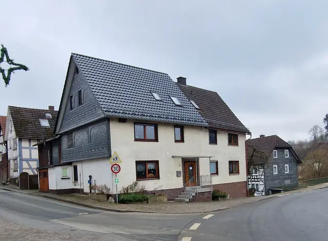 Der Kratzstein neben dem Verkehrsschild 