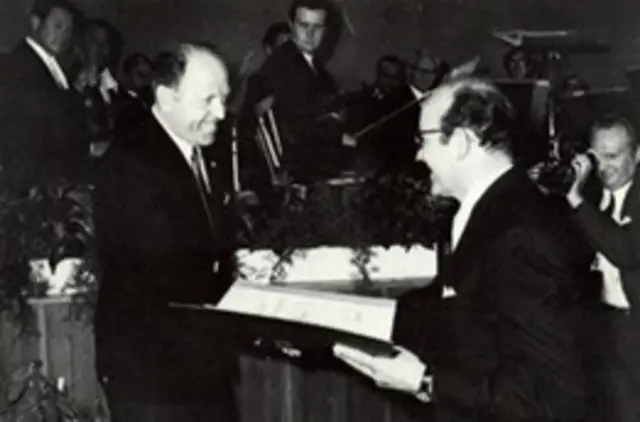 Der Bayerische Innenminister Dr. Bruno Merk überreicht Bürgermeister Karl J. Weiß die Urkunde der Stadterhebung. | Foto: Chronik Gersthofen 1979