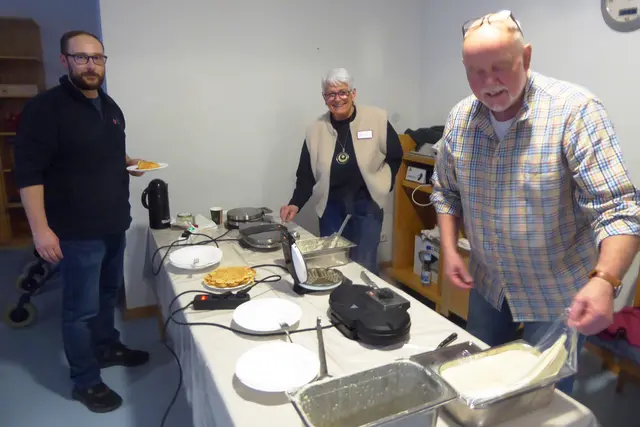 Julian Zarges, Renate und Harald Battenfeld beim Backen der Kichelplätze. 