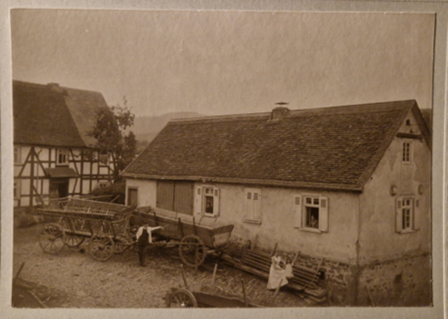 Das alte Wohnhaus von Müller Pfeil ca. 1900, der Kratzstein an der Hausecke stand schon.