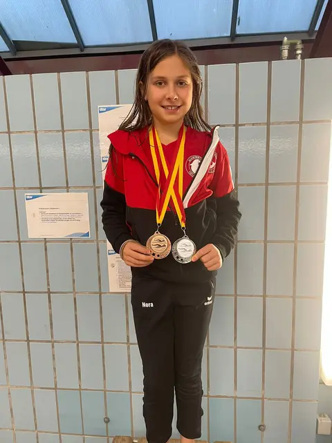 Nora Schlegel mit ihren zwei verdient gewonnenen Medaillen.