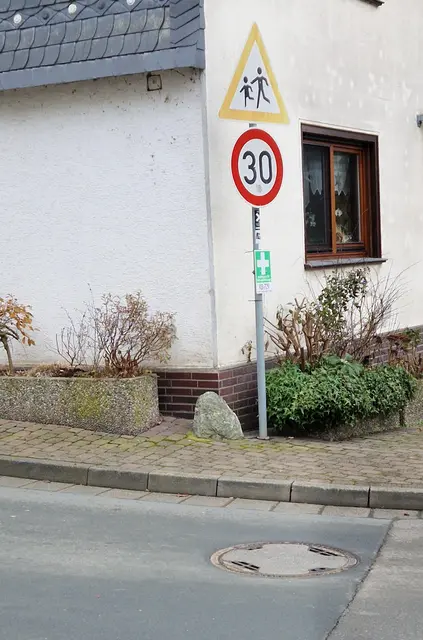 Kratzstein an der Hausecke , dieser stand schon an der Stelle als das Haus noch mit Stroh gedeckt war.