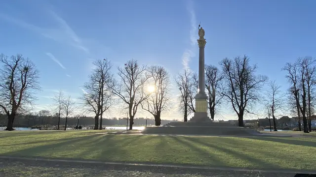  „Siegessäule“ auf dem Platz „Alter Garten“. Foto: Helmut Kuzina