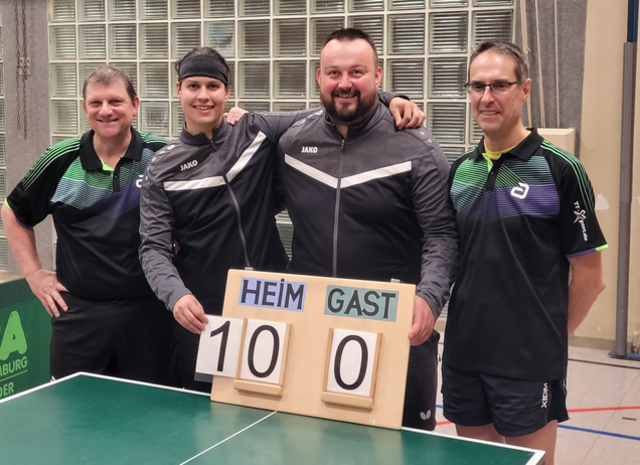 Herren 2 mit ihrem Neuzugang auf Erfolgskurs: v.l. Jürgen Heuberger, Tobias Kiehnlein, Husein Ahmic, Rudi Sabienski | Foto: Polizei SV Königsbrunn