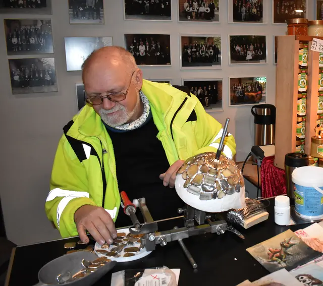 Kunsthandwerk: Hier emtsteht eine Tischlampe
