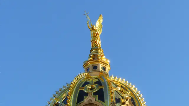 St. Michael glänzt auf der Schweriner Schlosskuppel. Foto: Helmut Kuzina