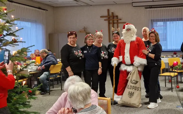 Der Nikolaus mit einem Teil der Aktiven Vorstandsmitgliedern des VdK Hatzfeld