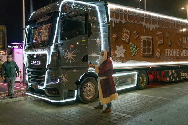 MAN-Weihnachtstrucks 2025 - Der Weihnachtsmann auf dem Weg zur E-Zapfsäule für seinen MAN-eTGX-Weihnachtstruck | Foto: FSeventfoto
