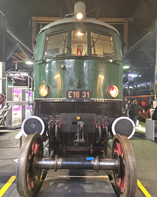 E18 29 befindet sich in Privatbesitz.
einige technische Daten E18 31, 
stammt aus dem Jahr 1937
Höchstgeschwindigkeit: 180km/h, Gewicht: 106 t
Leistung: 4.133 PS, Achsfolge: 1´Do1´














