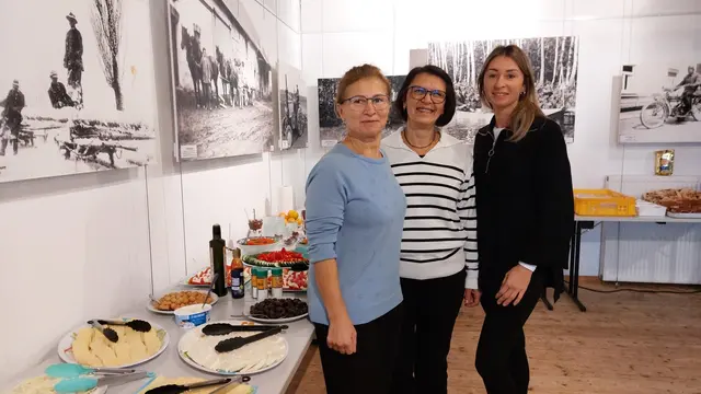 Von links: Kadriye Diri, Leyla Diri und die stellvertretende Vorsitzende Hamide Ates haben mit viel Fleiß das Frühstücksbuffet vorbereitet.