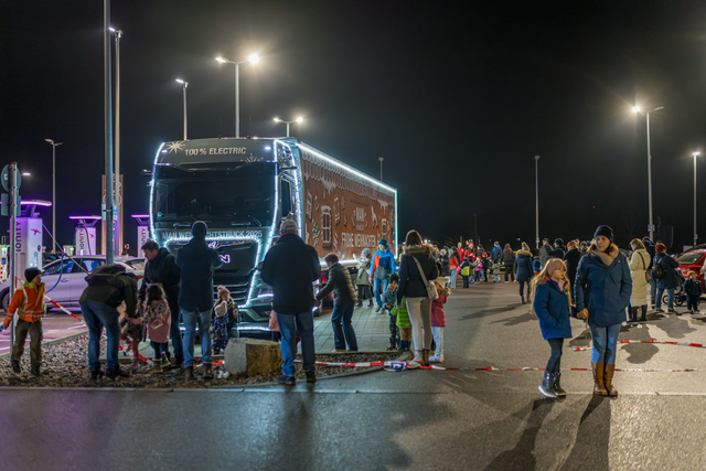 MAN-Weihnachtstruck 2025 besucht die Bäckerei Scharold im Friedberger Stadtteil Derching  | Foto: FSeventfoto