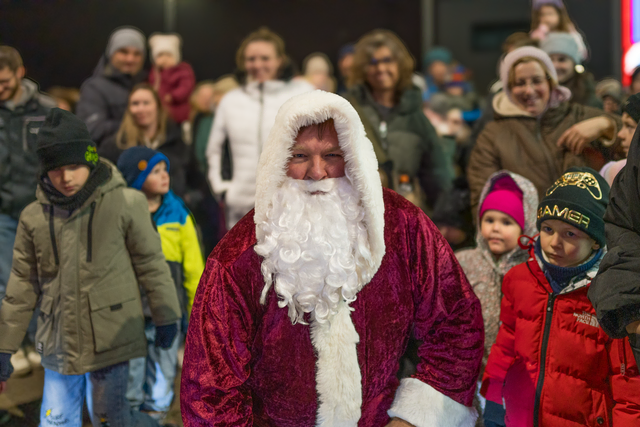 MAN-Weihnachtstruck 2025 besucht die Bäckerei Scharold im Friedberger Stadtteil Derching  | Foto: FSeventfoto