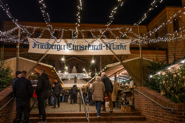 Alljährlich steht der Beginn der Friedberger Adventszeit im Zeichen der Unterstützung und Hilfe für Menschen in Tansania und Indien. Der 54. karitative Friedberger Christkindlmarkt stand auch im Jahr 2025 unter diesem Motto. | Foto: FSeventfoto