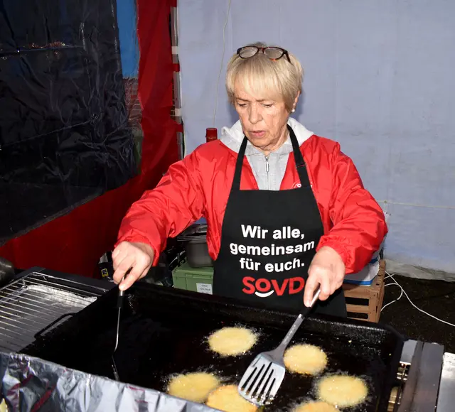 Beim Sozialverband Hannover-Süd gab es Kartoffelpuffer mit Apfelmus