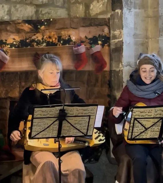 Kann jemand erkennen, welches Instrument die Damen spielen? 
