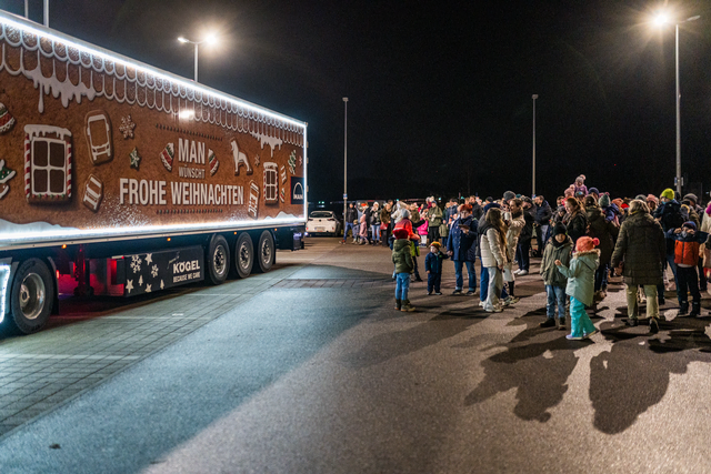 MAN-Weihnachtstruck 2025 besucht die Bäckerei Scharold im Friedberger Stadtteil Derching  | Foto: FSeventfoto