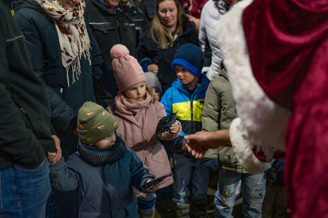 MAN-Weihnachtstruck 2025 besucht die Bäckerei Scharold im Friedberger Stadtteil Derching  | Foto: FSeventfoto