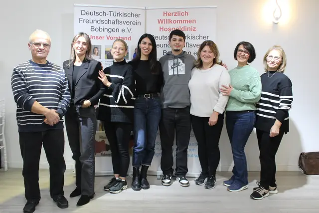 Der Vorstand des Freundschaftsvereins: (von links) Arif Diri (Vorsitzender), Hamide Ates (stellvertretende Vorsitzende), Romy Diri (stellvertretende Vorsitzende), Asiye Dogan (Schriftführerin), Onur Diri (Kassenwart), Hatice Diri, Leyla Diri und Kadriye Diri (Beiräte) 
