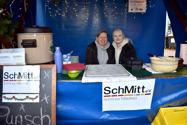 Waffeln und Punsch servierten die Damen von SchMitt e.V.