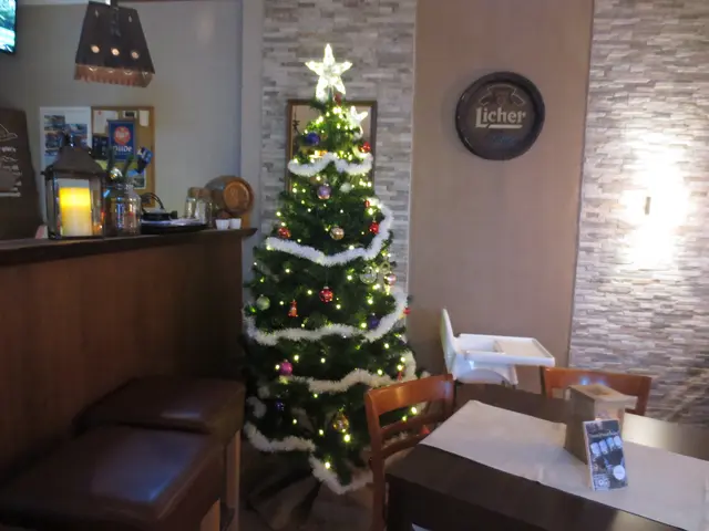 Im Innenraum glänzte ein schöner Weihnachtsbaum.