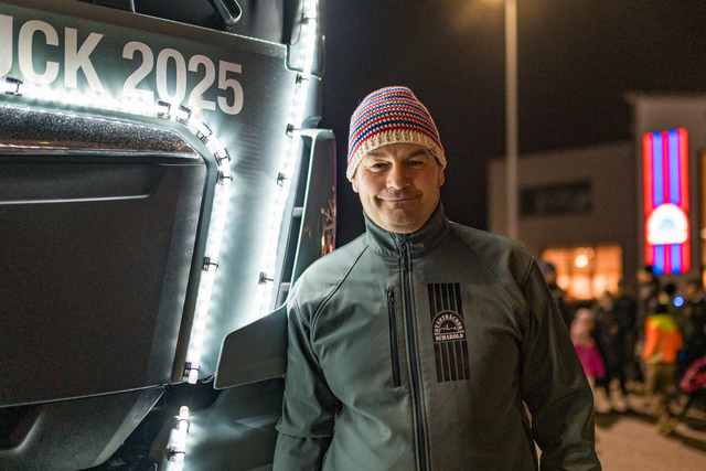 Stellv. Obermeister der Augsburger Bäckerinnung Rainer Scharold freut sich über den Besuch des MAN-Weihnachtstrucks 2025 | Foto: FSeventfoto
