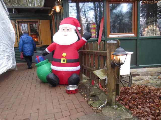 Vor der Waldapotheke, wurden wir von dem Weihnachtsmann begrüßt.