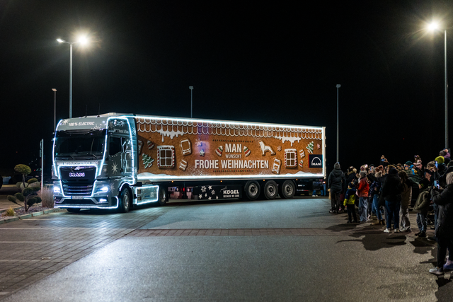 Ohne das alt bekannte Brummen eines 40-Tonner-Diesels rollt der MAN-eTGX-Weihnachtstruck mit seinen 400 PS auf den Parkplatz der Bäckerei Scharold im Friedberger Stadtteil Derching. Viele Kinder und Erwachsene haben die Ankunft des rundum beleuchteten Trucks bereits erwartet. | Foto: FSeventfoto