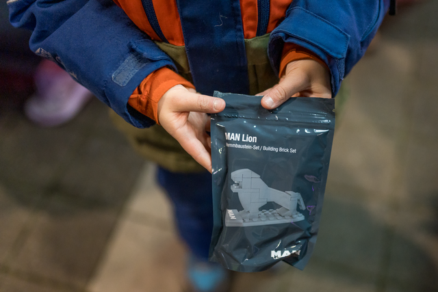 MAN-Weihnachtstruck 2025 besucht die Bäckerei Scharold im Friedberger Stadtteil Derching  | Foto: FSeventfoto