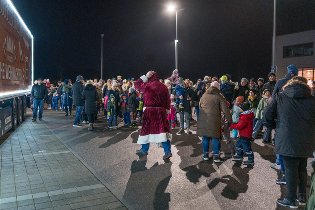 MAN-Weihnachtstruck 2025 besucht die Bäckerei Scharold im Friedberger Stadtteil Derching  | Foto: FSeventfoto