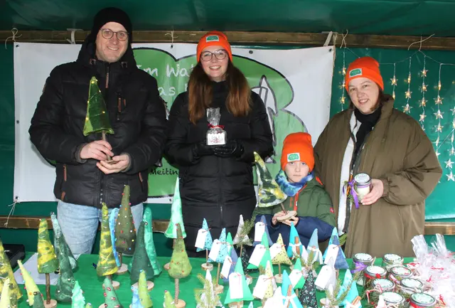 Der Waldkindergarten mit Manuel Specht, Julia Wagner, Sarah und Niklas Lux trafen mit ihren handgearbeiteten Geschenken und Dekorationen voll den Geschmack der Weihnachtsmarktbesucher. | Foto: Peter Heider
