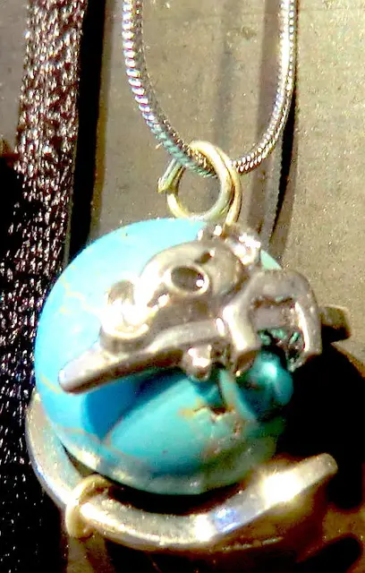 Ein Koala , der sich um eine Türkiskugel aus Nordostchina wickelt. Die Steinkugeln aus Australien waren da gerade in einer anderen Ausstellung