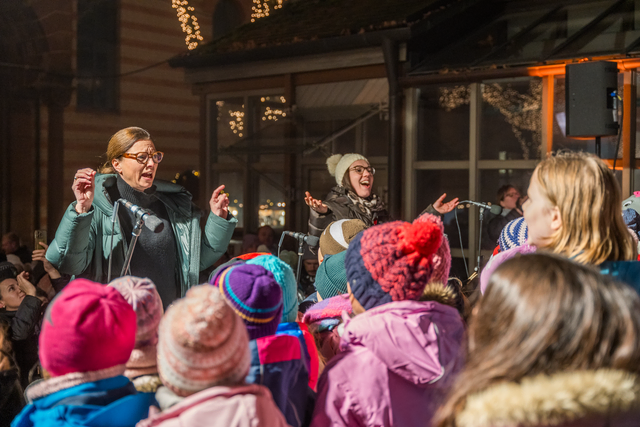 Friedberger Advent 2025 - Der Chor der Grundschule Friedberg-Süd singt stimmungsvolle Weihnachtslieder | Foto: FSeventfoto