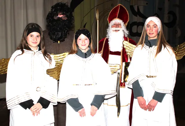 Der Nikolaus, Knecht Rupprecht und die Engel haben jedes Jahr ihren Auftritt auf dem Meitinger Weihnachtsmarkt. | Foto: Peter Heider