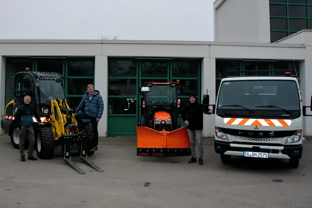 (v.l.n.r). Leiter Bauamt Björn Nübel, Erster Bürgermeister Richard Greiner und Leiter Bauhof Johann Zill vor den neuen Fahrzeugen  | Foto: Isabella Eichner
