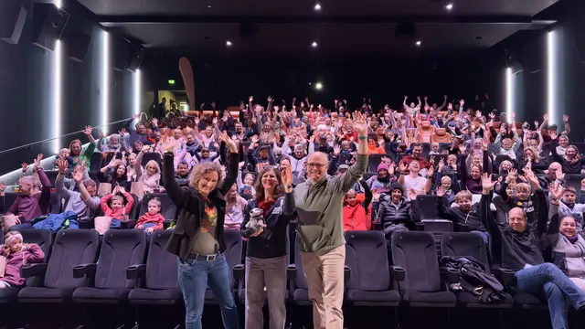 Marina Jakob (vorne links), Angela Jerabeck (Mitte, Dachskinder e. V.) und Dr. Fabian Mehring (rechts) freuen sich mit den Gästen auf den Pumuckl-Film | Foto: Elias Braun