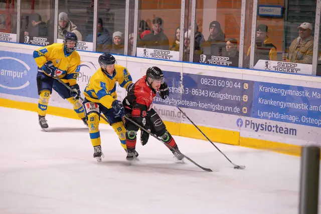 Luca Kinzel (im rot-schwarzen Trikot) erzielte gegen Pfaffenhofen zwei Treffer.
 | Foto: Florian Klinger