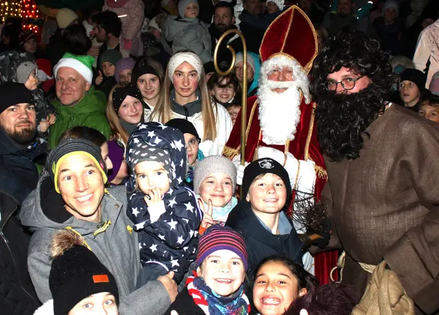 Mit leuchtenden Augen begrüßten in den Abendstunden die Kinder den Weih-nachtsmann mit Knecht Ruprecht auf dem Rathausplatz.  | Foto: Peter Heider