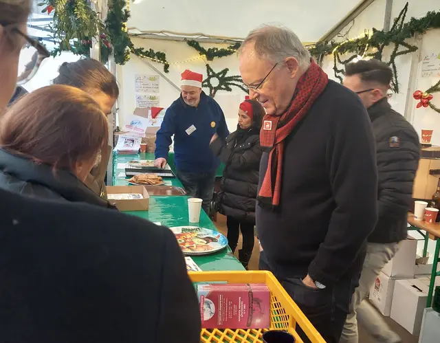 Auch Ex-Ministerpräsident Stepan Weil schenkte am Stand der Bothfelder Kaufleute Glühwein aus. Hier "steppte der Bär", die Standtische waren dicht umlagert.