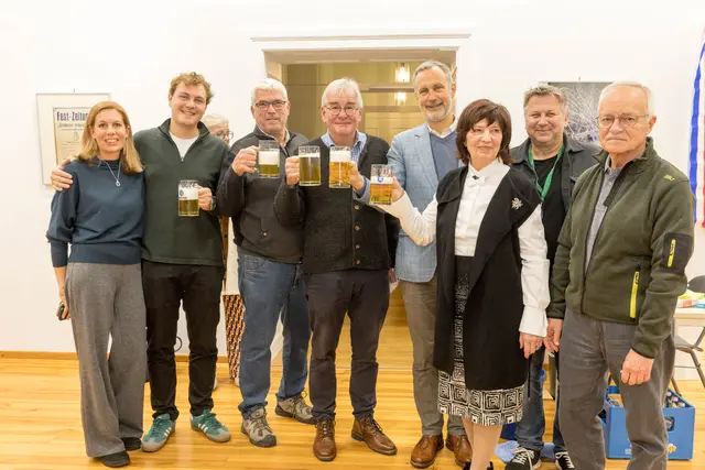Friedberger Advents-Ausstellungseröffnung  (v.l.n.r.): Regina Büchler,Luca Aschenbrenner, Gregor Pfundmair, Rolf Frenzel, Roland Eichmann, Regine Nägele, Stefan Bissinger, Werner Bronnhuber.