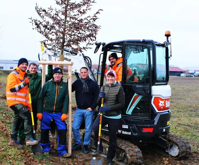 GaLa-Fachmann Philipp Eigner (Stadtbauamt Lauingen), Christian Wiedemann (Baumschule Bunk), die Stadträte Rolf Brenndörfer und Philipp Barfuß mit Lauingens Bürgermeisterin Katja Müller und dem Leiter des Städtischen Bauhofes Martin Koller im Bagger (von links) | Foto: Heike Siebert