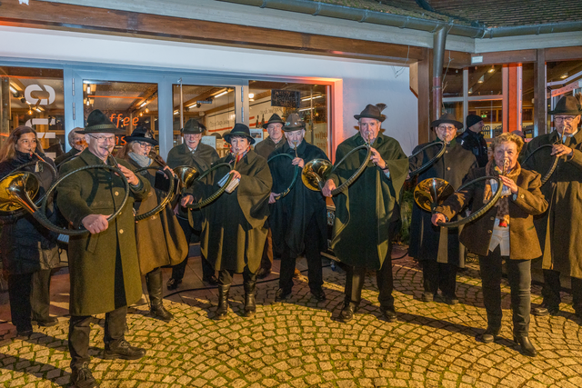 Friedberger Advent 2025 - Die Friedberger Jagdhornbläser musizieren zur Eröffnungszeremonie | Foto: FSeventfoto