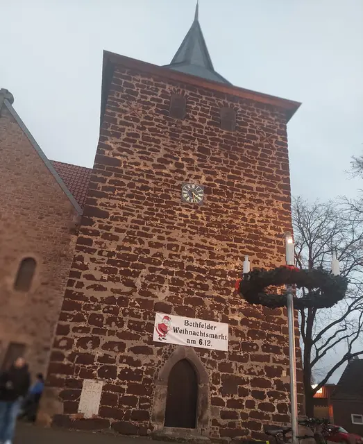 Mächtiger Turm aus Raseneisenstein