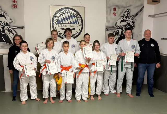 v.l. Tanja Wolff, Emil, Darius, Maximilian, Luca, Philipp, Liselotte, Josephine, Finja, Johann, Niklas und Uwe Wolff